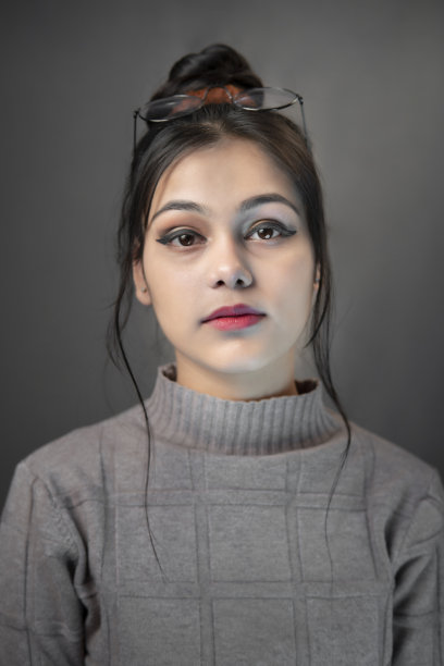 肖像美丽，时尚的年轻女子看着相机与空白的表情。图片下载