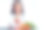 穿着白大褂坐在办公室室内的女性营养学家图片下载