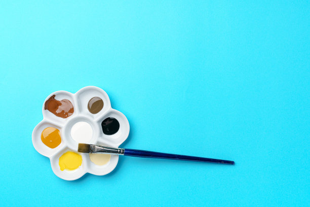 在纸背景上使用颜料和画笔图片下载