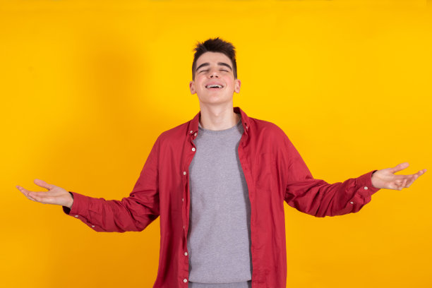 时髦的青少年男孩或学生在城市时尚孤立的颜色背景图片下载