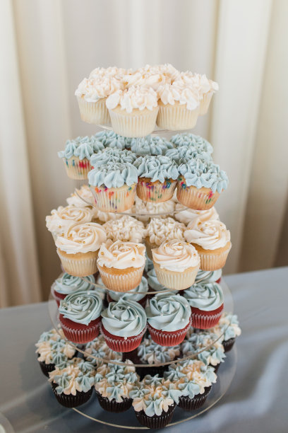 纸杯蛋糕架上的蓝白纸杯蛋糕图片下载