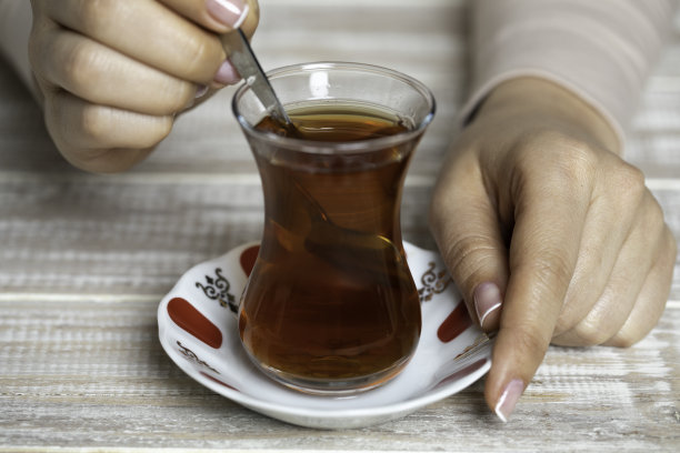 喝土耳其茶的女人图片下载