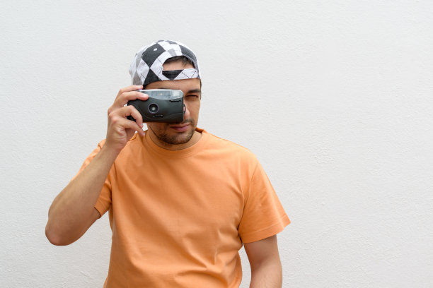 带着古董相机的男人。一个拿着古董相机拍照的男人。图片下载