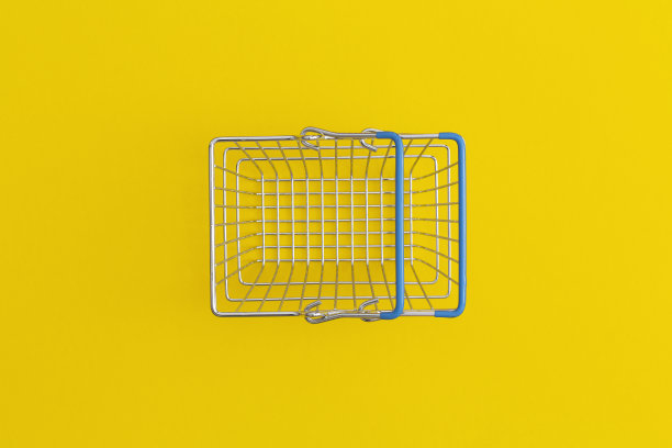 超市购物篮的黄色背景。前视图。平躺图片下载