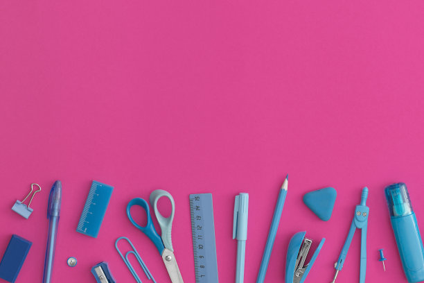 粉红色背景上的学校文具。顶部视图与复制空间。平的。回到学校的概念。图片下载