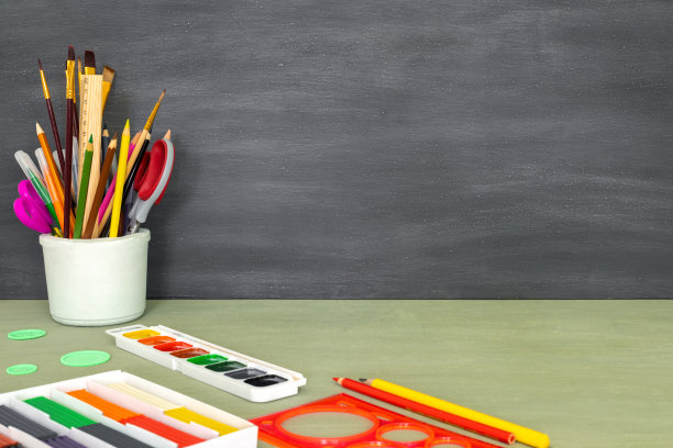 回到学校背景与文本的地方。网页设计的水平横幅。以明亮的风格收集学习用品。图片下载