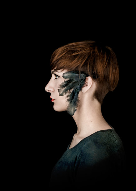 年轻女子侧影肖像穿着黑色羽毛图片下载