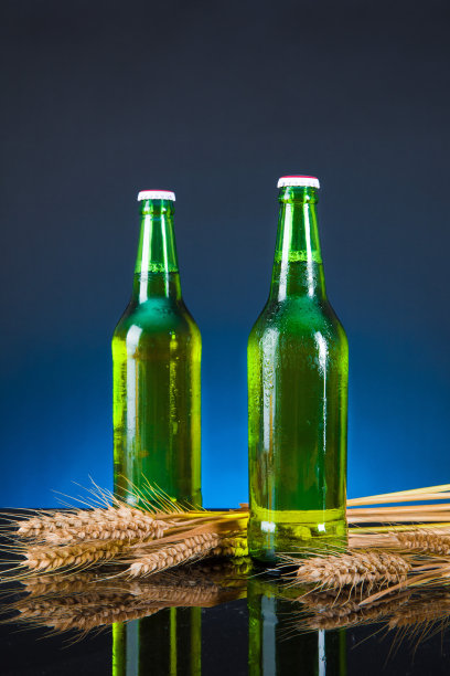 蓝色背景上的绿色啤酒瓶图片下载