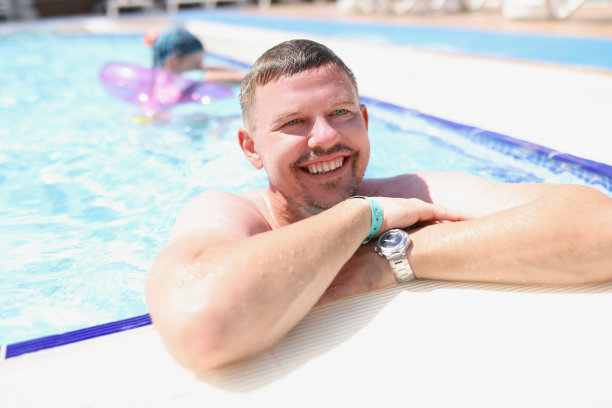 室外游泳池里快乐的男人的肖像图片下载