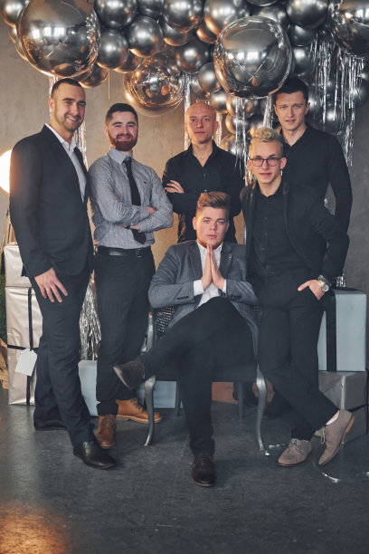 年轻人穿着节日的衣服在室内的圣诞装饰房间一起庆祝新年图片下载