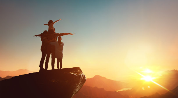 日落时分，幸福的家庭。图片下载