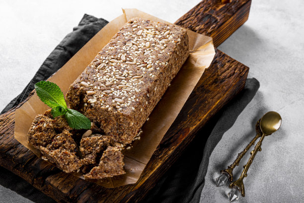 健康的素食糖果，无糖坚果哈尔瓦种子和芝麻在一个木制砧板近距离图片下载