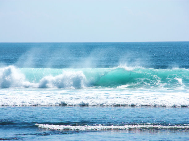 印度洋波浪的美丽景色。美丽的旅行背景。自然力的概念。图片下载