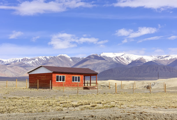 阿尔泰山上的一座房子图片下载