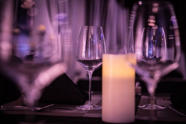 带蜡烛的酒杯图片下载