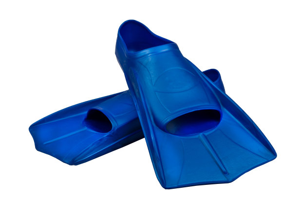 鳍被隔离在白色的背景上。鳍状肢。开放脚趾和封闭脚跟专业游泳和训练。缩短蓝鳍状肢图片下载