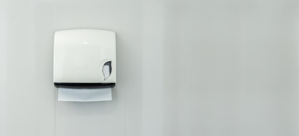 浴室里白色背景的一盒厕纸。图片下载