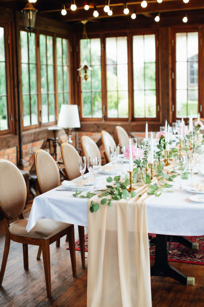 乡村波西米亚风格的生日或婚礼的节日餐桌设置。自然色彩装饰。有选择性的重点。图片下载