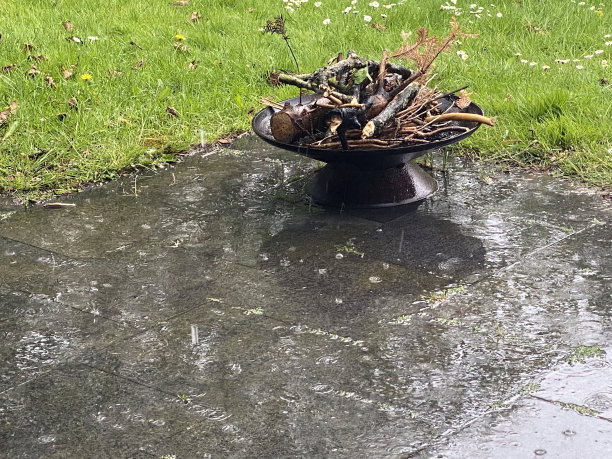 大雨落在火坑上。图片下载