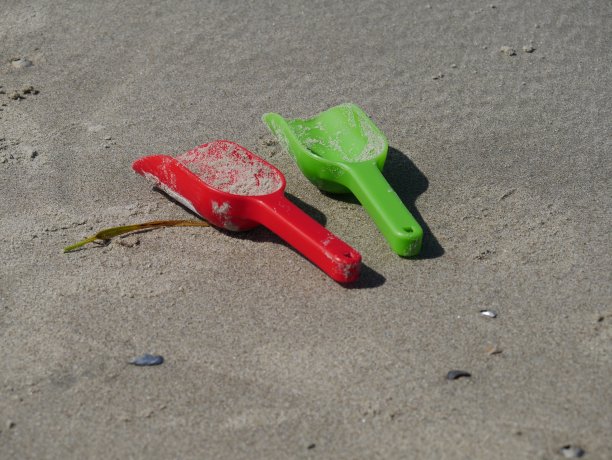 红色和绿色的沙滩玩具图片下载