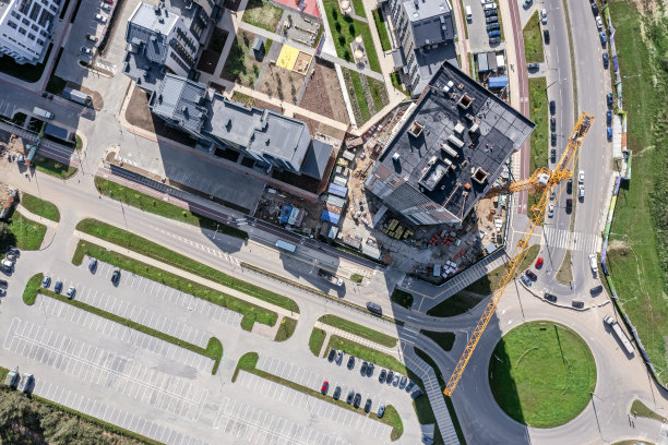 高层建筑工地用塔式起重机工作。无人机向下拍摄的照片图片下载