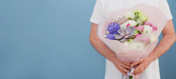 送花束的快递员图片下载