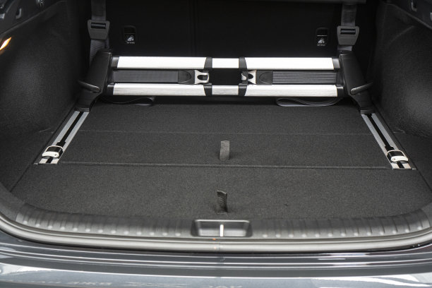 一辆新式汽车的后备箱。图片下载