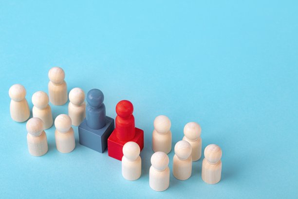 谈判的概念。商务谈判，外交谈判，候选人辩论，冲突和妥协。两套娃娃。图片下载