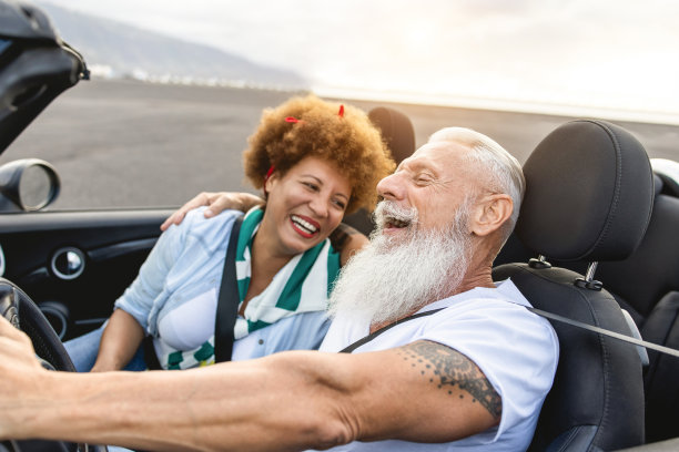 快乐的老夫妇在暑假敞篷车的乐趣-集中在时髦的男人的脸图片下载