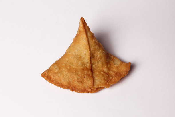 孤立的马铃薯萨莫萨零食在白色的背景。印度斋月食品，巴基斯坦开斋餐。图片下载