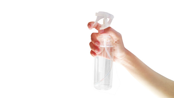 手里拿着喷雾器，消毒剂图片下载