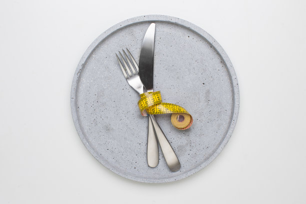 饮食计划空盘、叉、刀、厘米图片下载