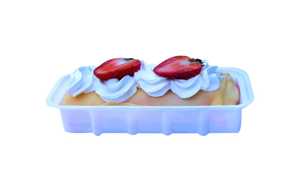 绉纱蛋糕外卖，鲜奶油和装饰用一块鲜红草莓在泡沫盒孤立在白色背景，裁剪路径图片下载