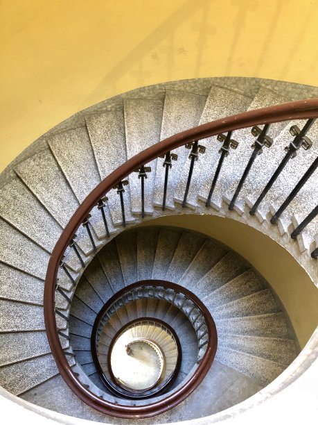 带有木制扶手和灰色台阶的螺旋楼梯图片下载