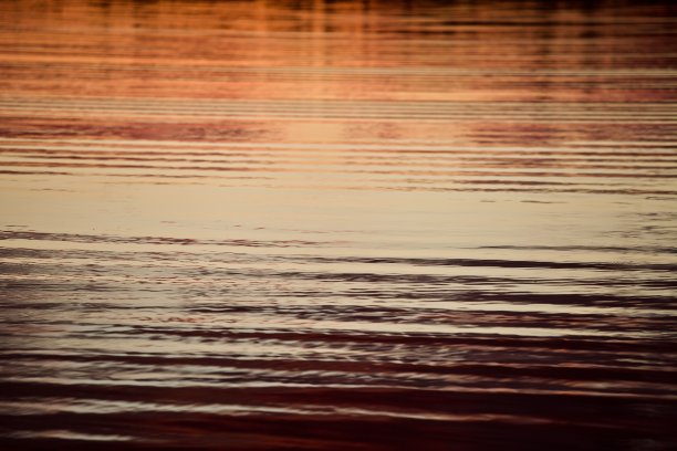 高对比度的阴影和明亮的反射铜表面特写图片下载