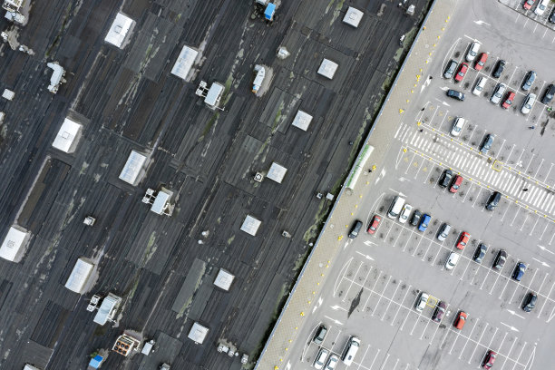 超市屋顶和停车场的抽象俯视图与停放的汽车图片下载