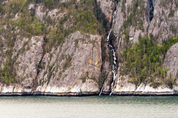 阿拉斯加内通道的瀑布图片下载