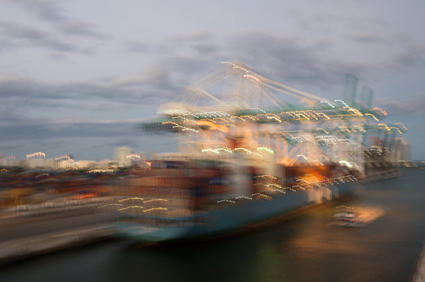 海上导航照明。船舶散焦图像。货轮在港。色彩缤纷的散景与夜晚的船灯。抽象模糊货船。交通和运输。长时间的曝光。模糊的背景图片下载