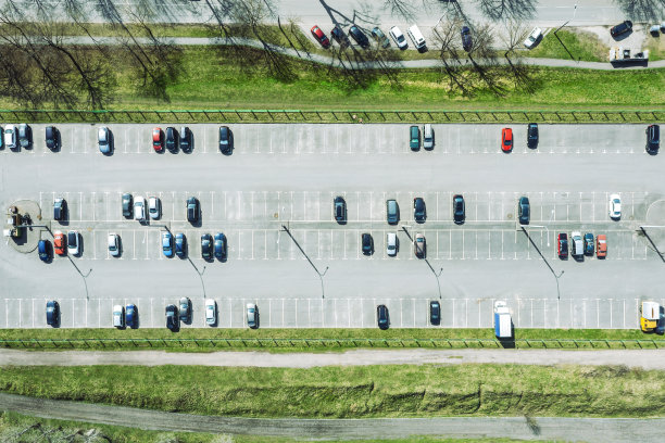住宅区的停车场，有空地。晴天鸟瞰图图片下载