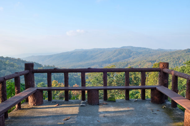 在国家公园里，可以看到一望无际的山脉和森林。图片下载