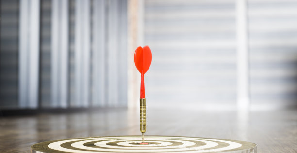 飞镖靶上有一支箭射向射击目标的中心，用于商业瞄准。图片下载