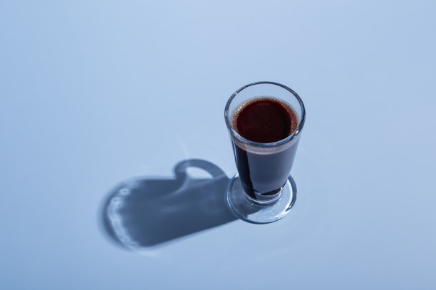 彩色背景上的一杯热巧克力。巧克力的一天。世界巧克力日。图片下载