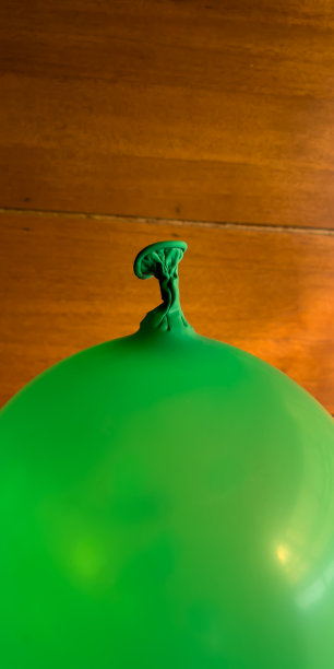 一个绿色气球的尖端图片下载