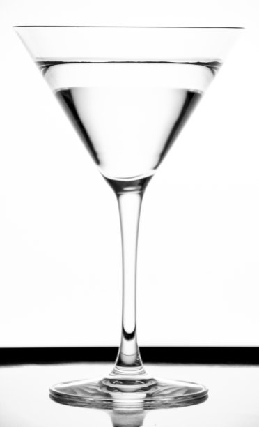 白色背景上的鸡尾酒杯图片下载