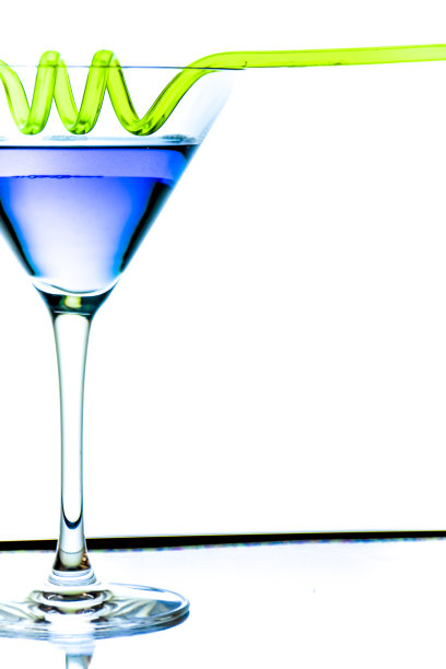 白色背景上的鸡尾酒杯图片下载