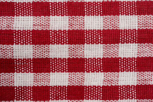 白色背景上的红色桌布，红色厨房方格桌布图片下载