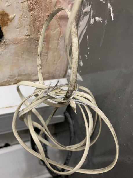 又脏又旧又坏的电缆图片下载