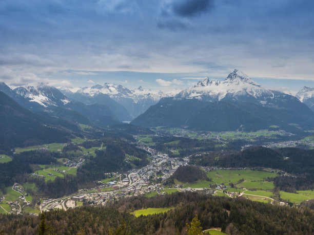 在多风多云的天气和阳光下，瓦茨曼拍摄的贝希特斯加登山脉全景图。图片下载