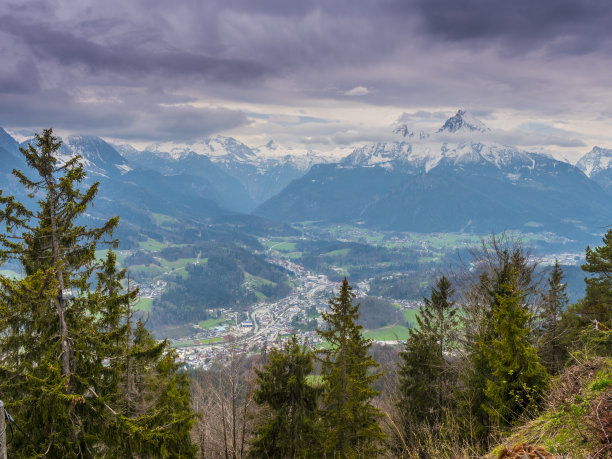 在多风多云的天气和阳光下，瓦茨曼拍摄的贝希特斯加登山脉全景图。图片下载