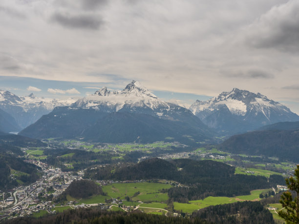 在多风多云的天气和阳光下，瓦茨曼拍摄的贝希特斯加登山脉全景图。图片下载
